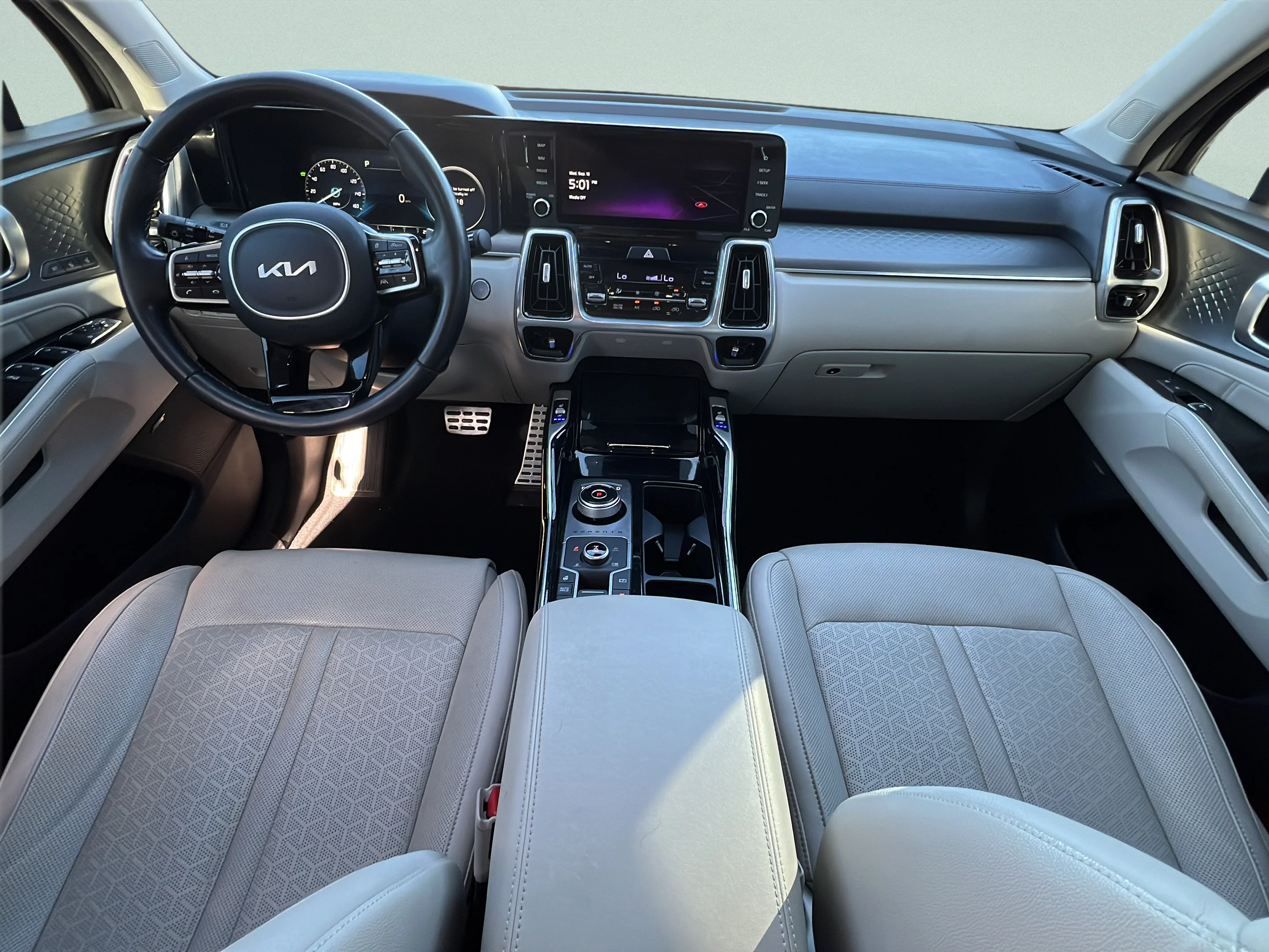 Used 2023 Platinum Graphite Kia SX Prestige image 14