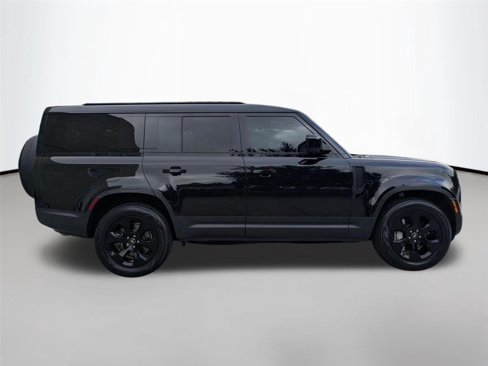 Used 2025 Santorini Black Metallic Land Rover S image 4