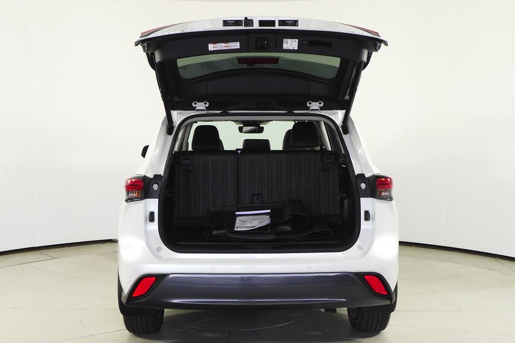 Used 2023 Pearl Toyota Limited image 10