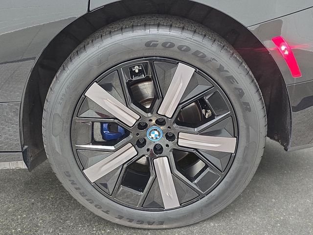 Used 2024 Black Sapphire Metallic BMW xDrive50 image 31