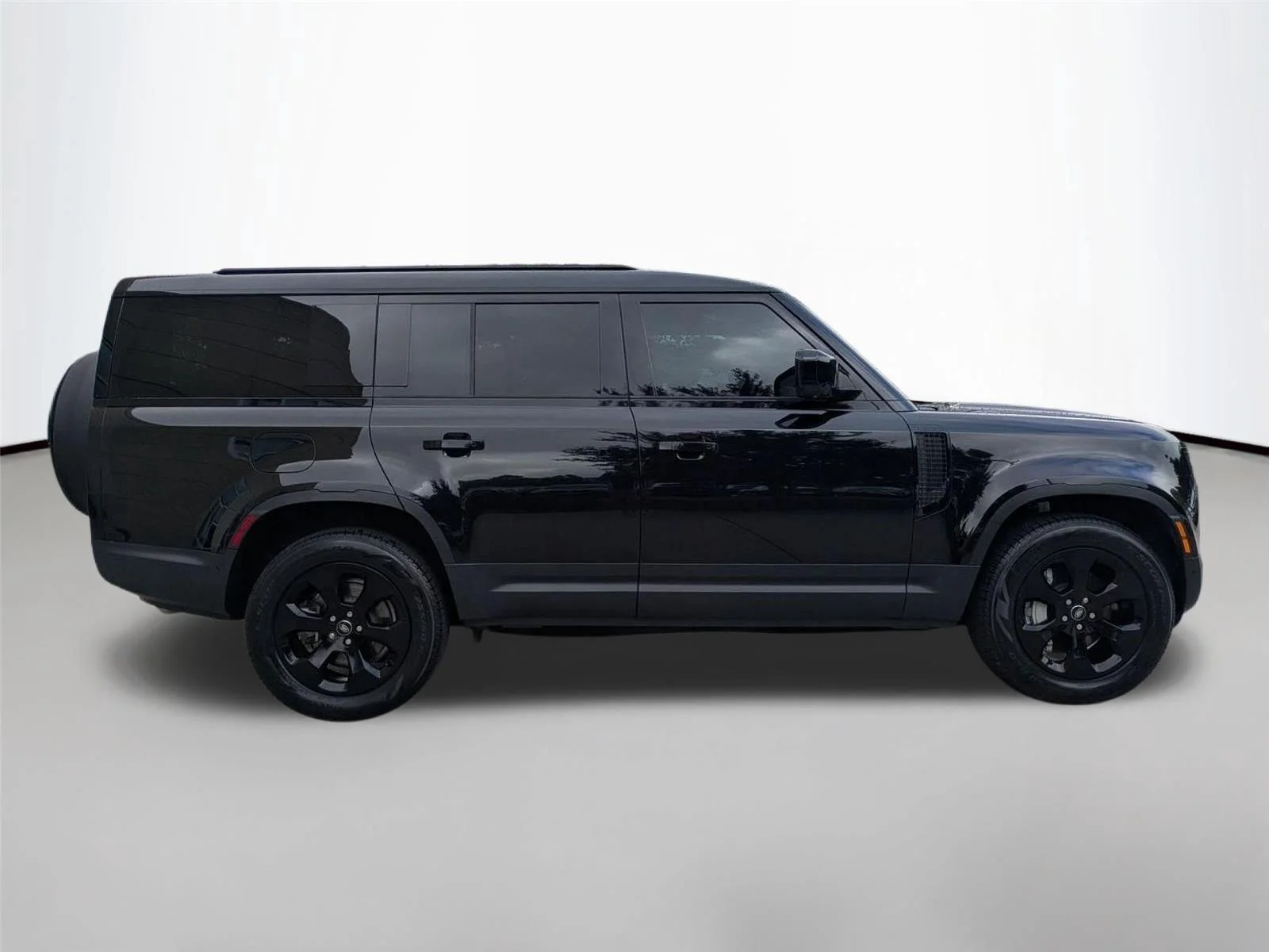 Used 2025 Santorini Black Metallic Land Rover S image 4