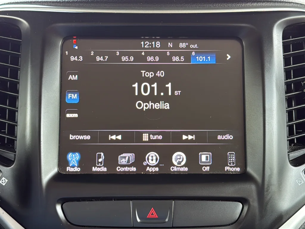 Used 2018 Gray Jeep Latitude Plus image 12