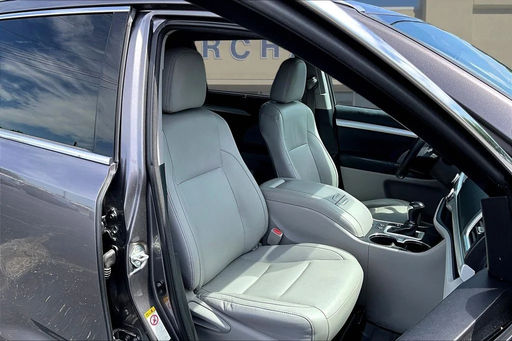 Used 2015 Predawn Gray Mica Toyota XLE V6 image 32