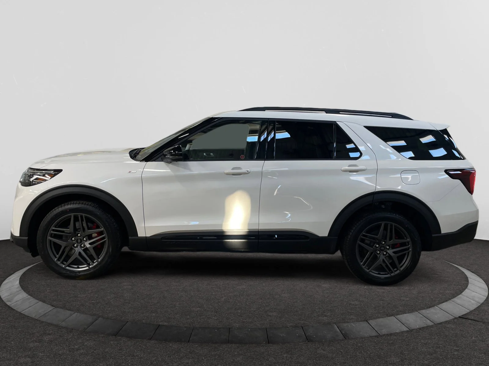 New 2026 Star White Metallic Tri-Coat Ford ST-Line image 2