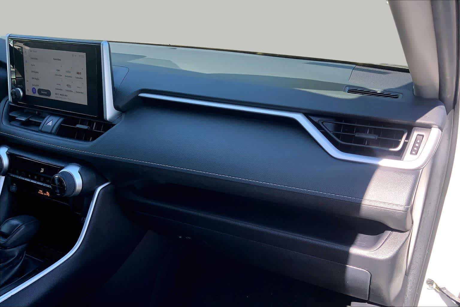 Used 2025 Ice Cap Toyota Hybrid XLE image 19