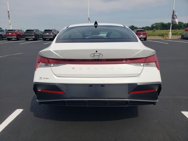 Used 2025 White Hyundai SEL Convenience image 6