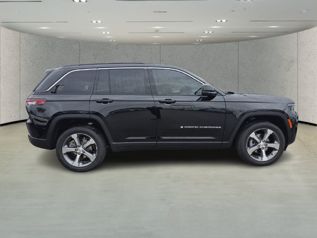 New 2026 Diamond Black Crystal Pearl-Coat Exterior Paint Jeep Limited image 3