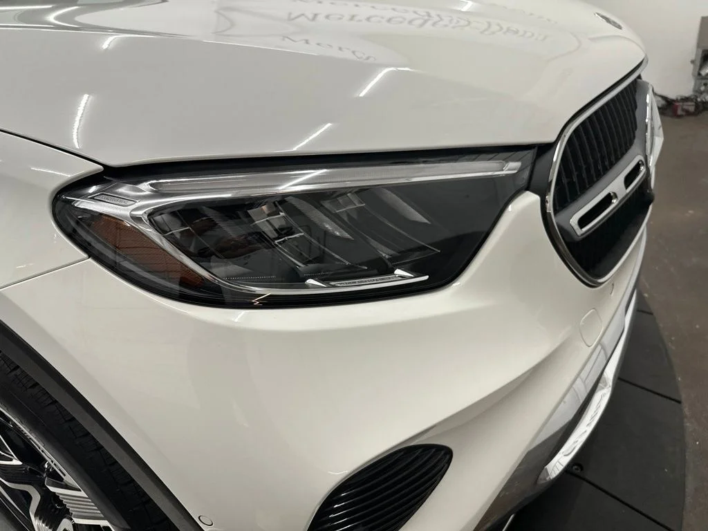 New 2027 White Mercedes-Benz GLC 300 image 10