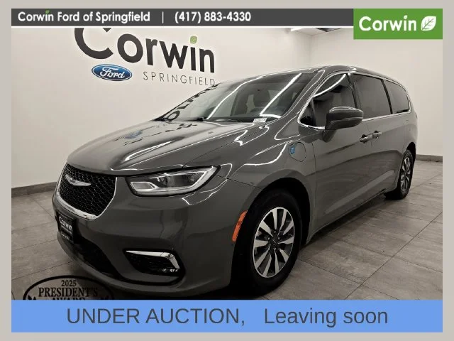 Used 2022 Ceramic Gray Clearcoat Chrysler Touring L image 1