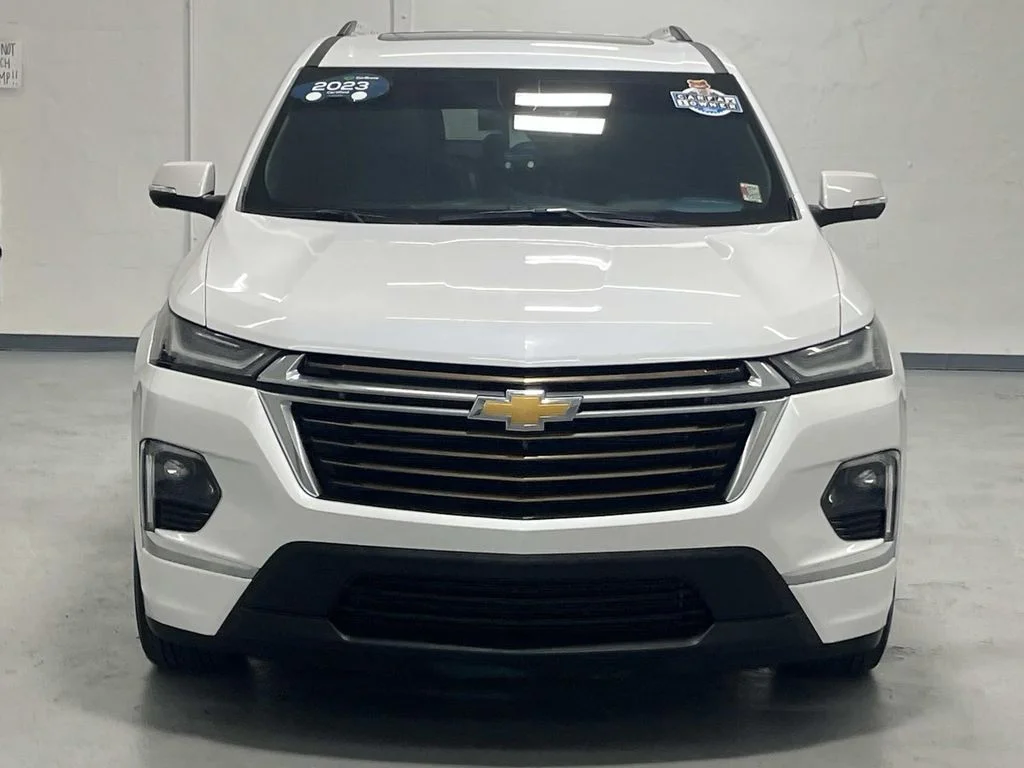 Used 2023 Iridescent Pearl Tricoat Chevrolet High Country image 3