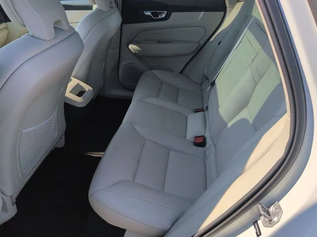 Used 2021 White Volvo T5 Momentum image 28