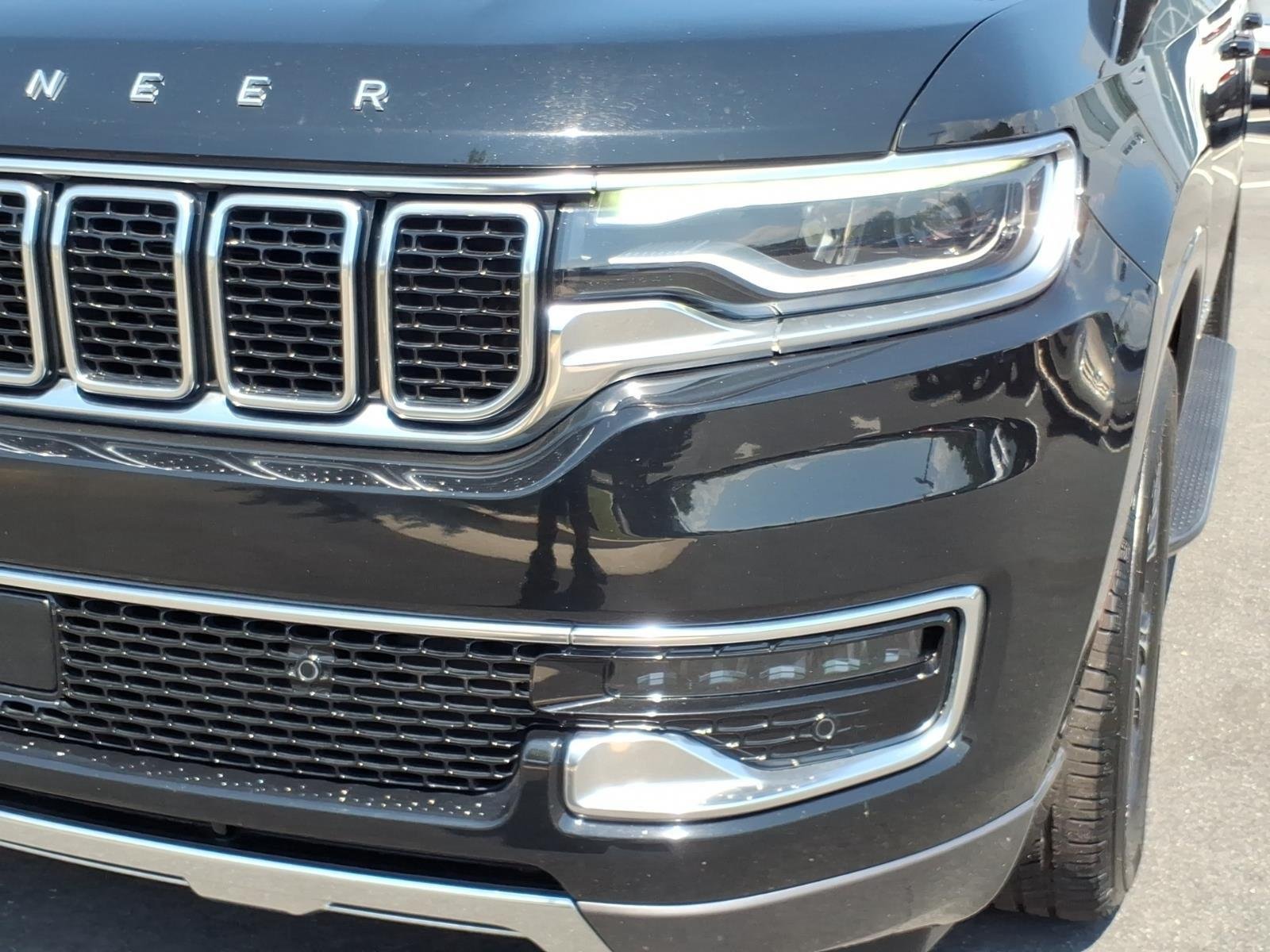 Used 2022 Diamond Black Crystal Pearlcoat Jeep Series III image 17