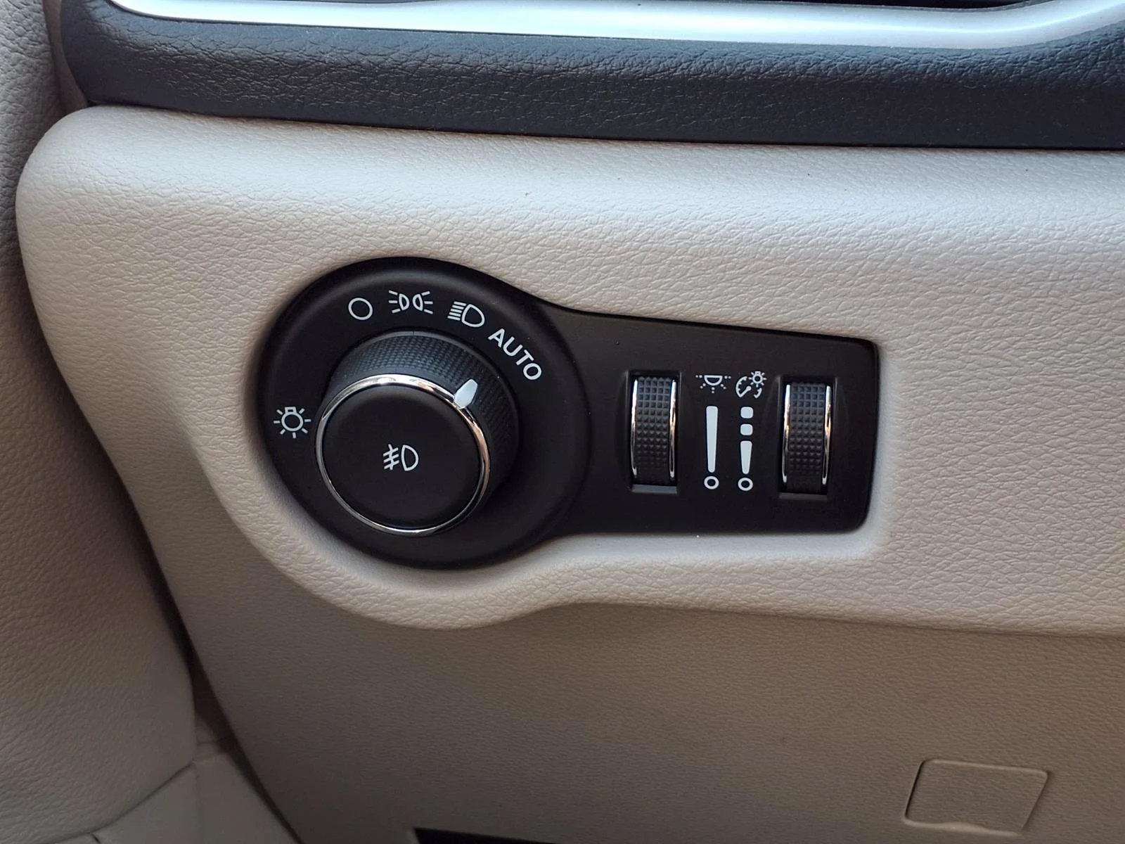 Used 2021 Luxury White Pearlcoat Chrysler Touring L image 16
