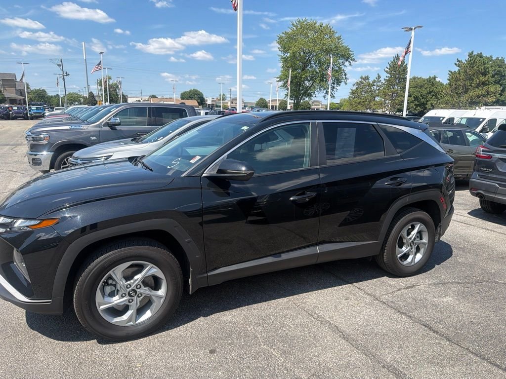 Used 2023 Black Hyundai SEL image 2