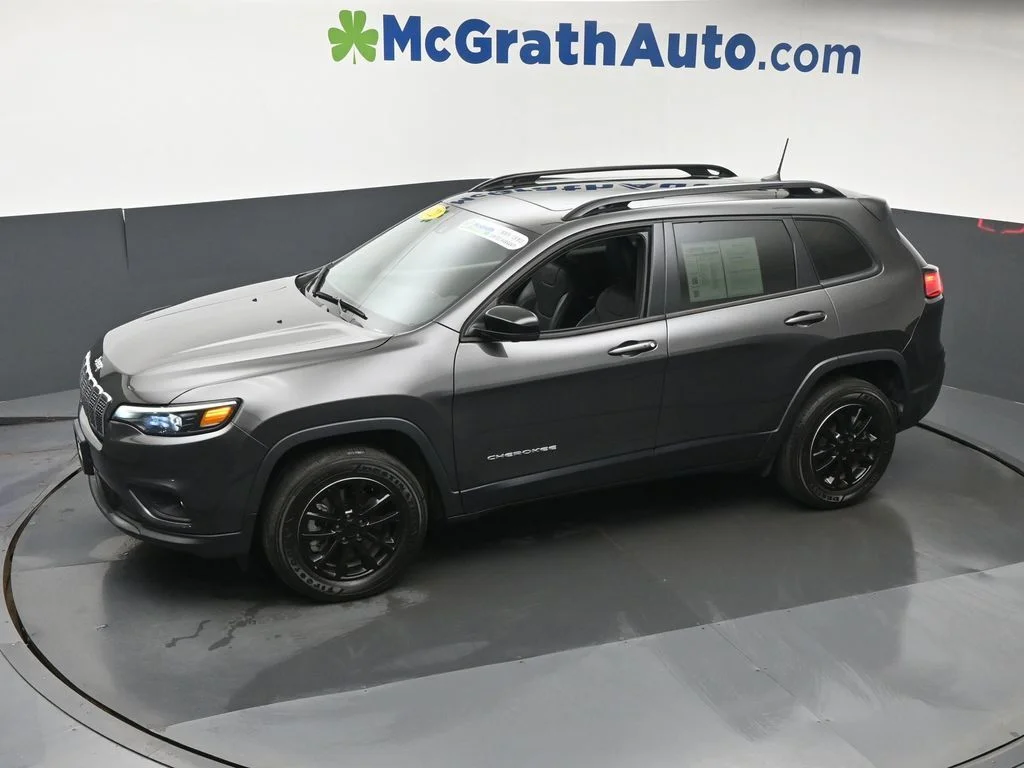 Used 2022 Gray Jeep Latitude Lux image 21