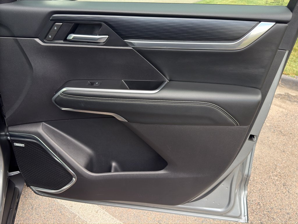 Used 2025 Sterling Metallic GMC AWD Elevation image 9
