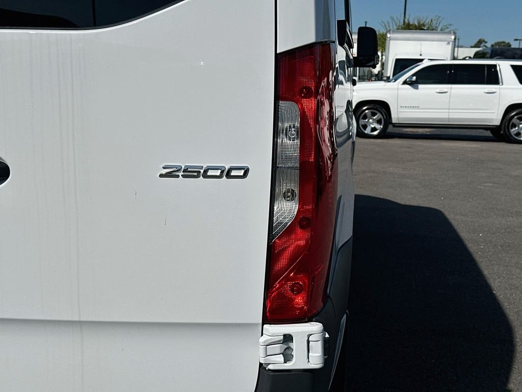 New 2026 Arctic+White Mercedes-Benz Crew 144 WB image 30