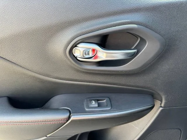 Used 2020 Silver Jeep Trailhawk 4x4 image 17