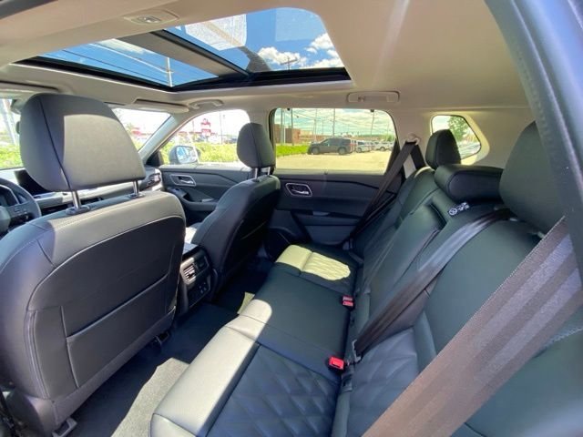 New 2026 Champagne Silver Metallic / Super Black Two-tone Nissan Platinum image 36