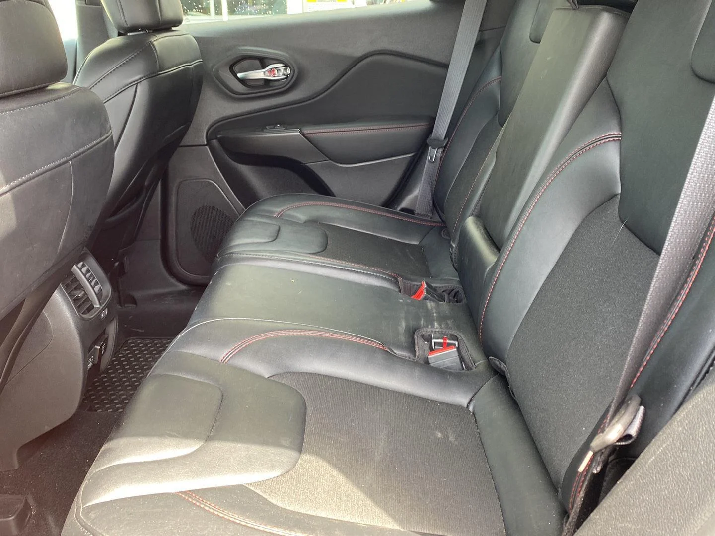 Used 2022 Diamond Black Crystal Pearlcoat Jeep Trailhawk image 12
