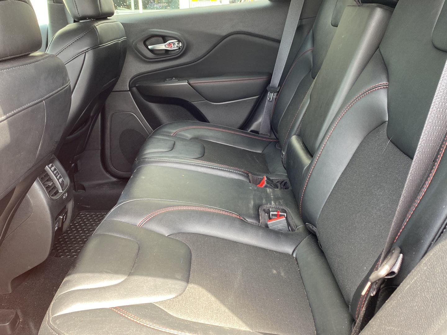 Used 2022 Diamond Black Crystal Pearlcoat Jeep Trailhawk image 12
