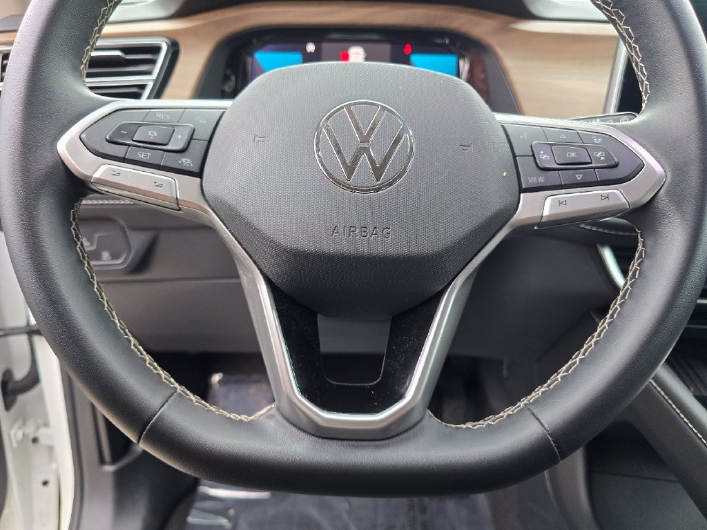 Used 2025  Volkswagen 2.0T SE w/Technology image 31