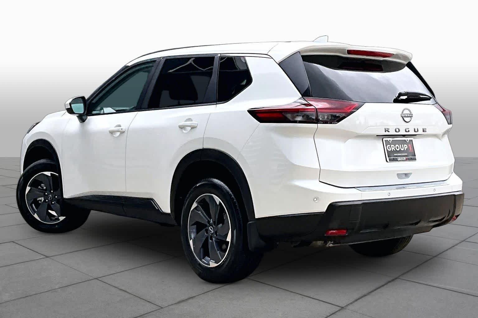 Used 2026 Everest White Pearl Tricoat Nissan SV image 12