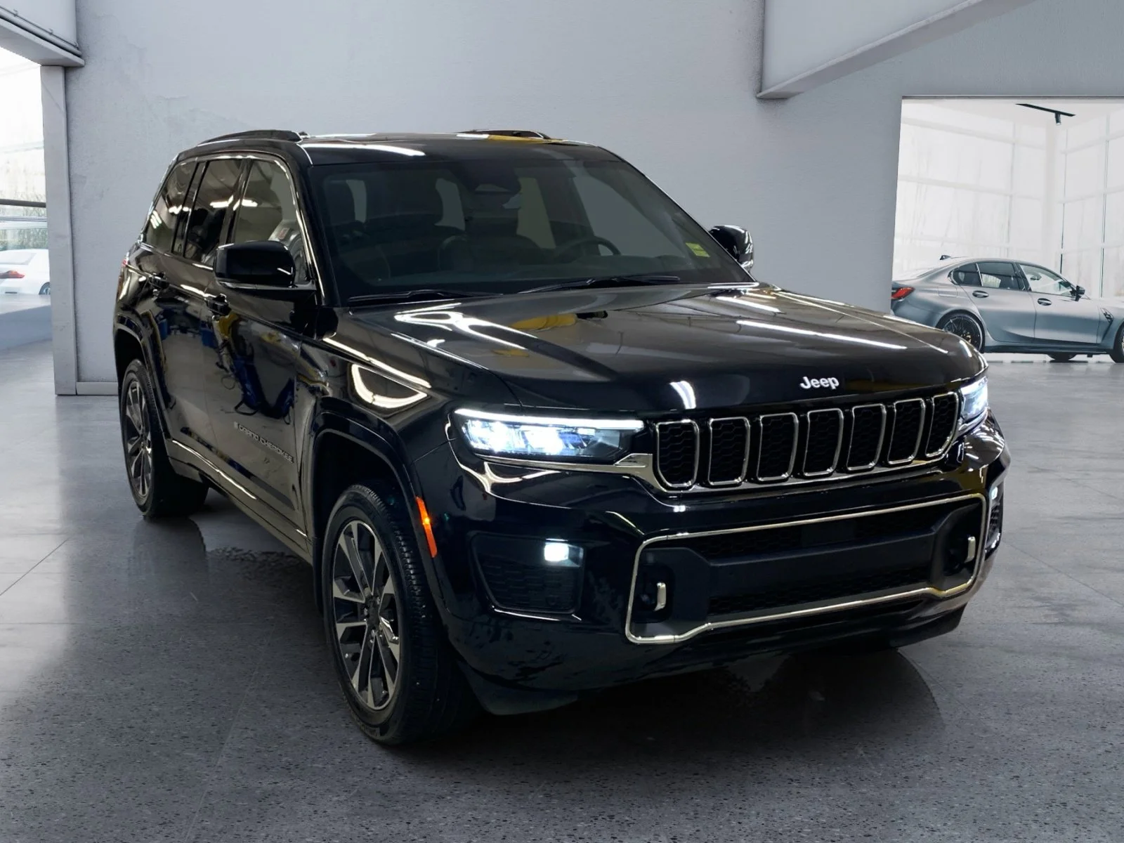 Used 2025 Diamond Black Crystal Pearl Jeep Overland image 7