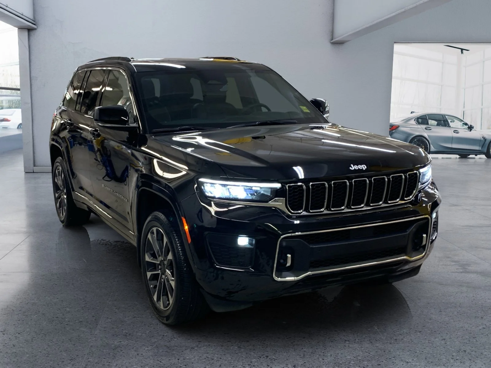 Used 2025 Diamond Black Crystal Pearl Jeep Overland image 7