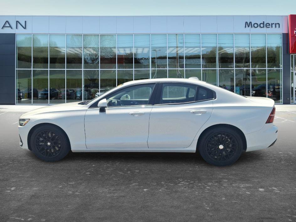 Used 2020 Crystal White Pearl Metallic Volvo Momentum image 7