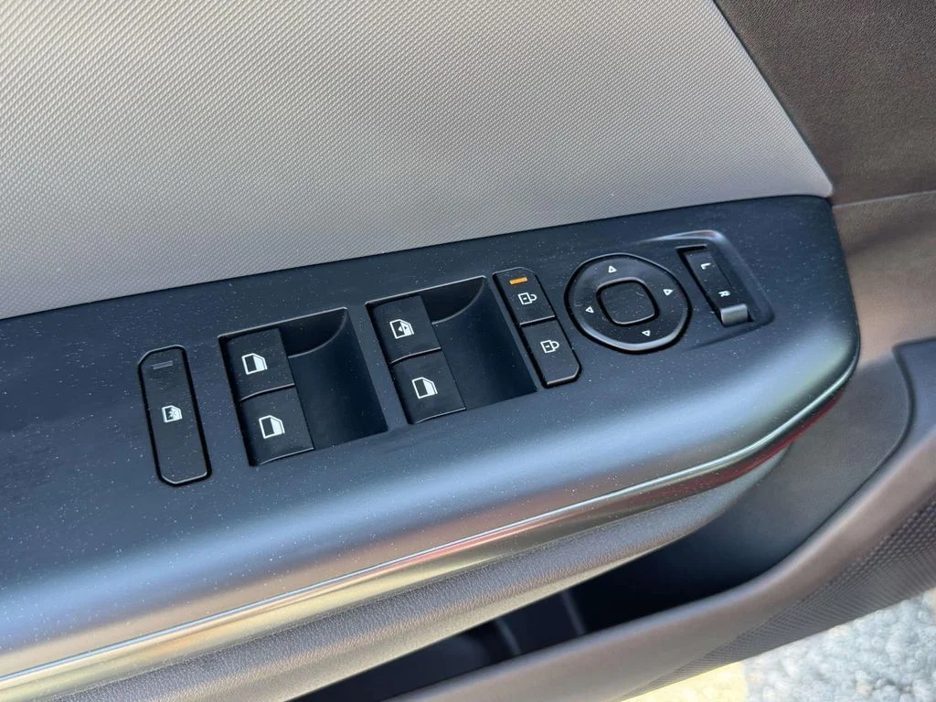 Used 2025 Red Kia LXS image 27