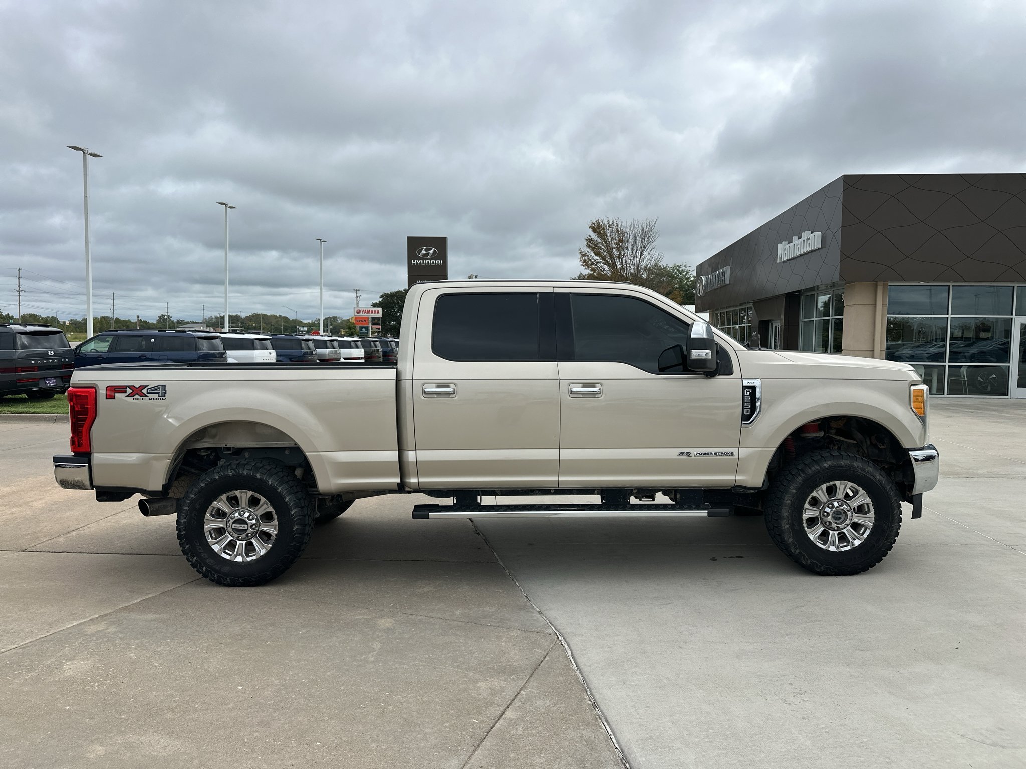 Used 2017 White Gold Metallic Ford XLT image 13