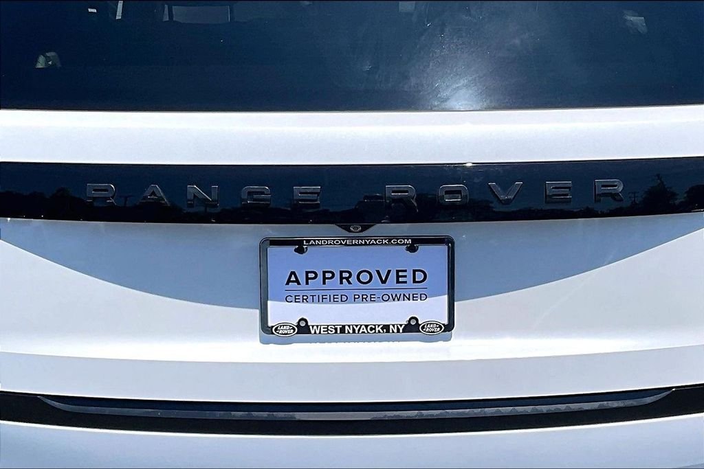 Used 2025 White Land Rover SE image 34