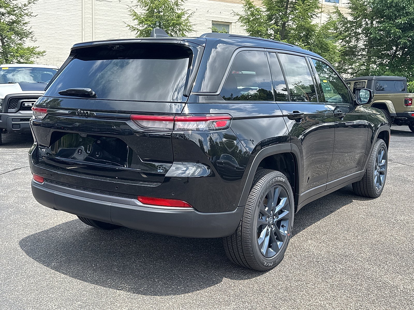 New 2026 Diamond Black Crystal Pearlcoat Jeep 85th Anniversay Edition 4x4 image 6
