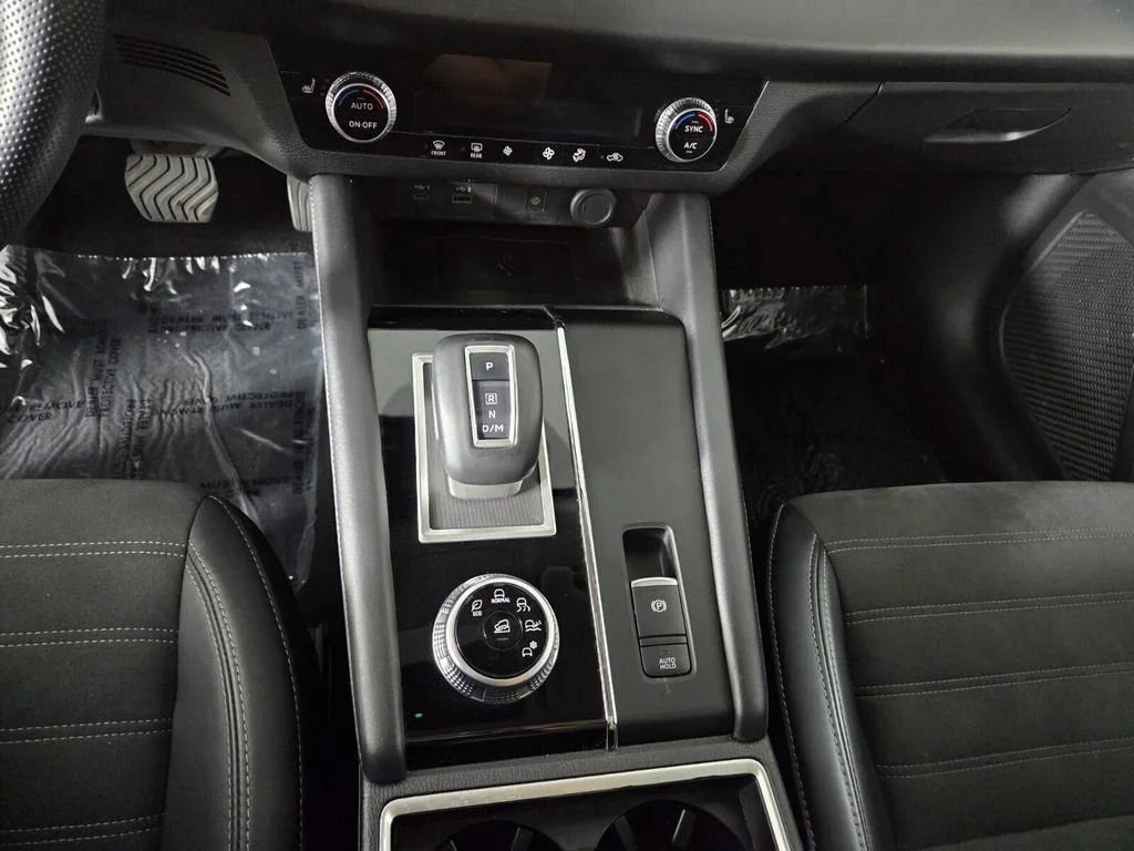 Used 2024 White Mitsubishi SE Black Edition image 14