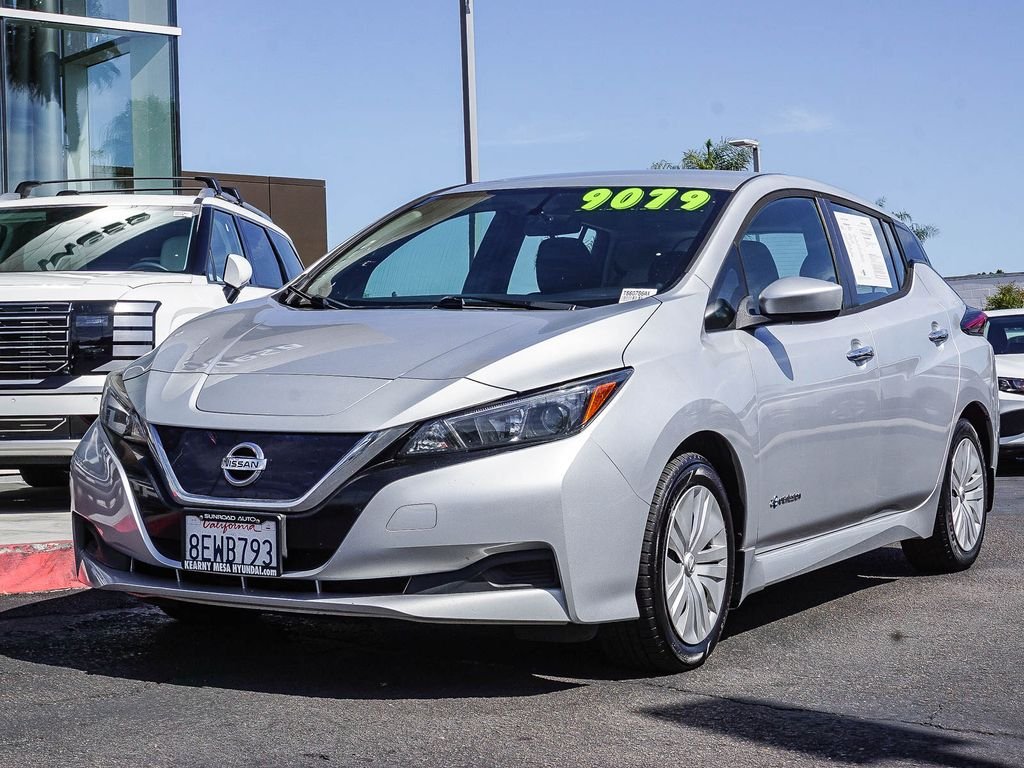 Used 2018 Silver Nissan S image 3