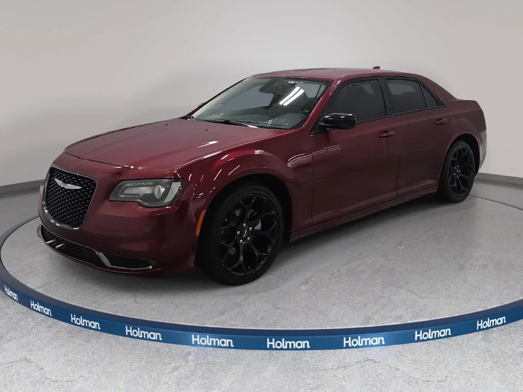 Used 2018 Velvet Red Pearlcoat Chrysler Touring image 1