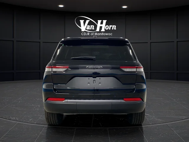 New 2026 Diamond Black Crystal Pearl-Coat Exterior Paint Jeep Limited image 4