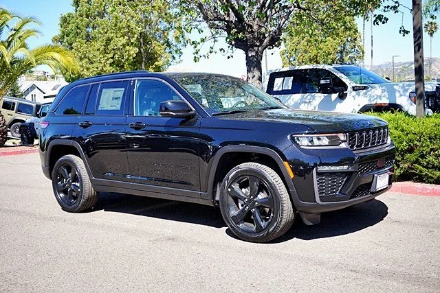 New 2026 Diamond Black Crystal Pearl-Coat Exterior Paint Jeep Limited image 6