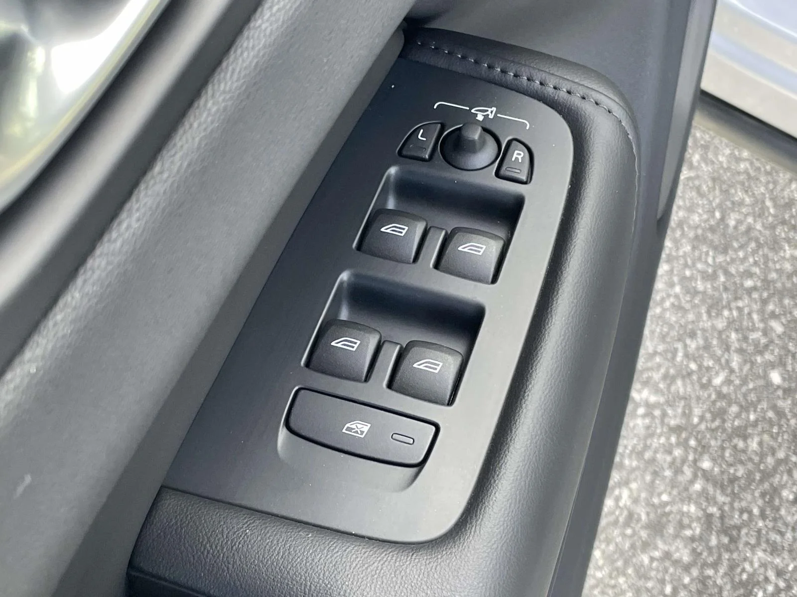 Used 2025 Silver Dawn Metallic Volvo Core image 7