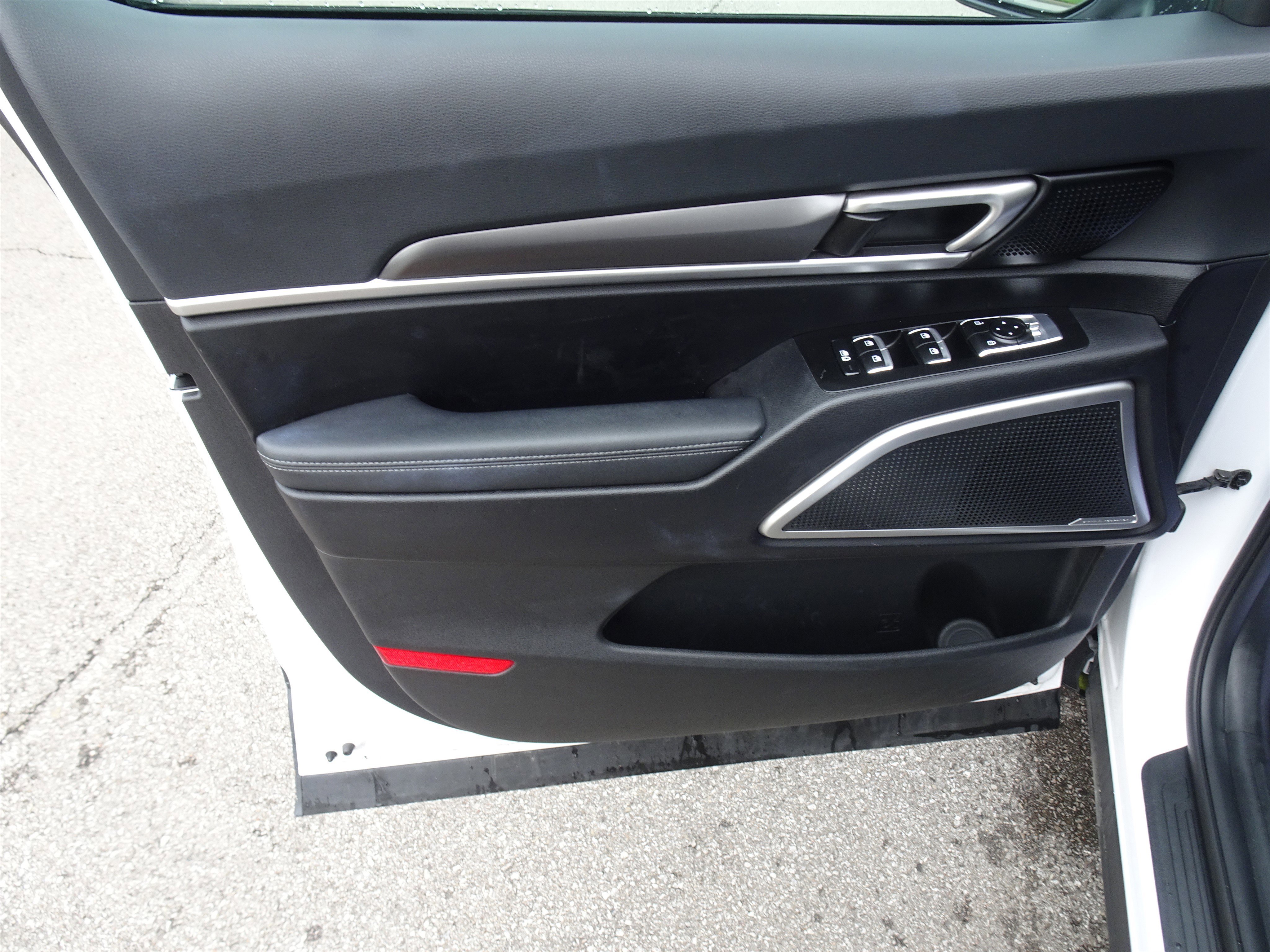 Used 2024 Glacial White Pearl Kia S image 14