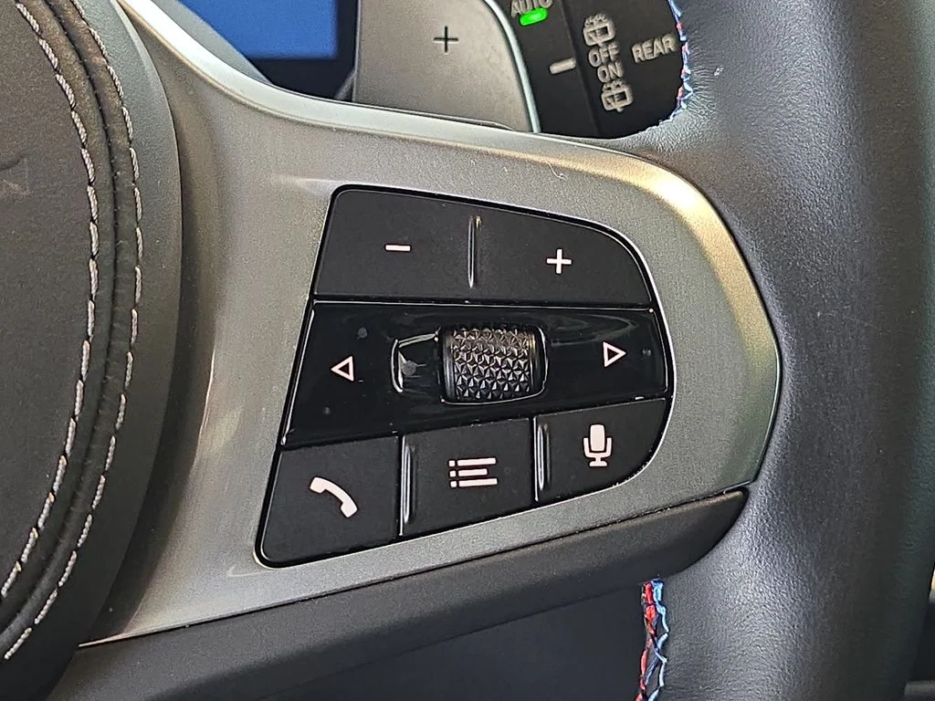 Used 2025 Black Sapphire Metallic BMW M60i image 21