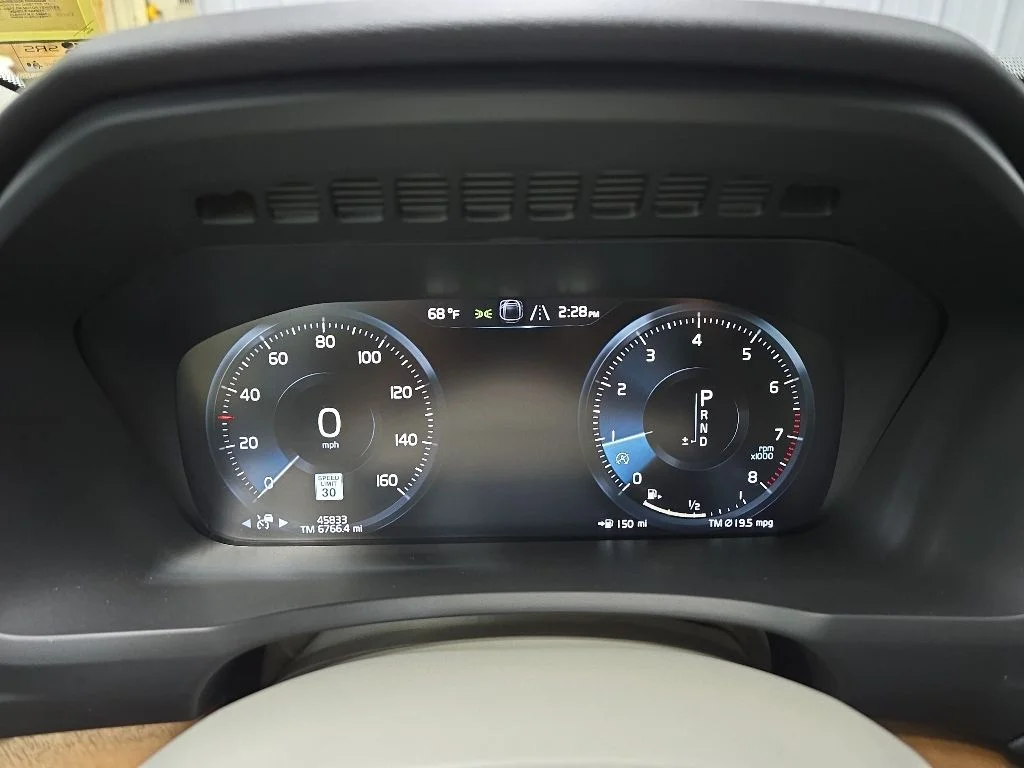 Used 2021 Black Volvo T6 Momentum image 23