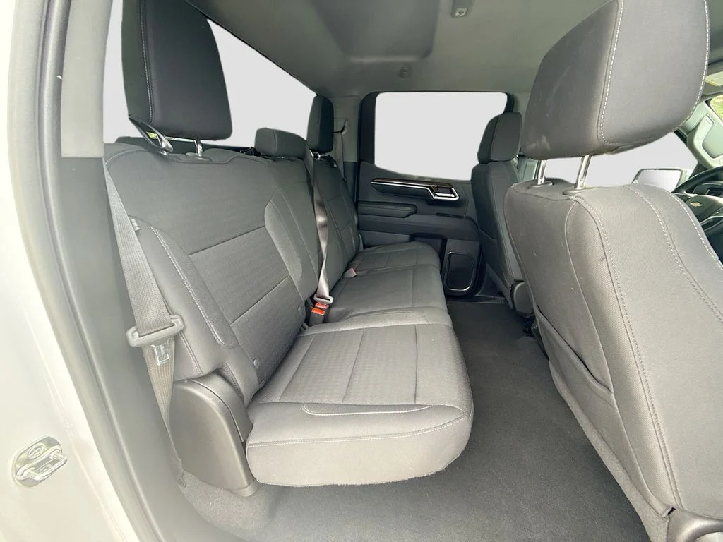 Used 2025 White Chevrolet LT image 28