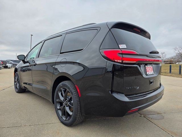 New 2026 Diamond Black Crystal Pearl-Coat Exterior Paint Chrysler Select image 5