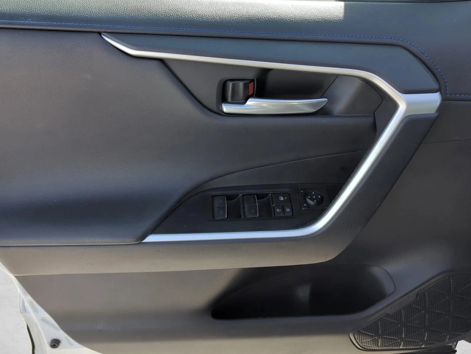 Used 2024 Wind Chill Pearl/Midnight Black Metallic Toyota Hybrid XSE image 7