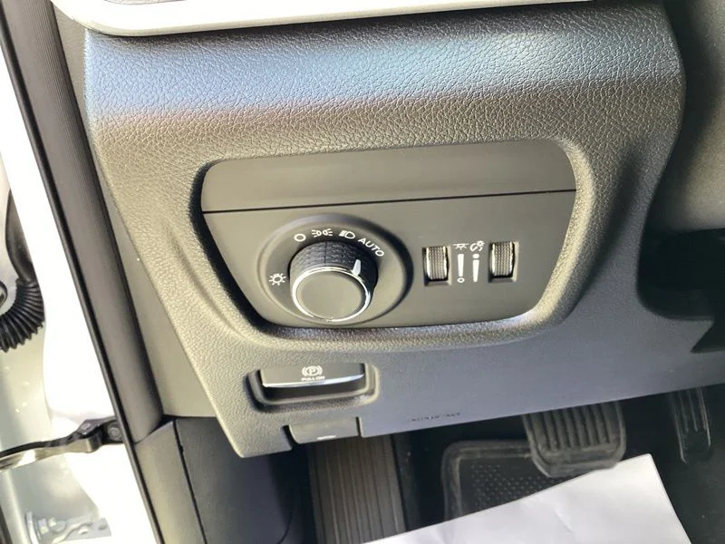 New 2026 Bright White Clear-Coat Exterior Paint Jeep Altitude image 29