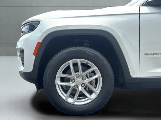 Used 2023 White Jeep Laredo image 21