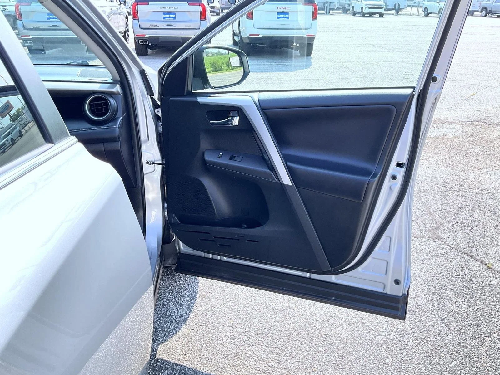 Used 2018 Silver Toyota XLE image 16