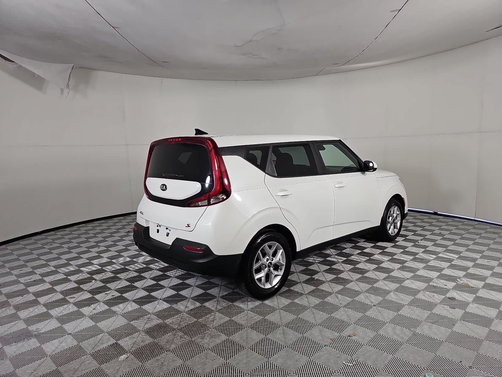 Used 2020 White Kia S image 31